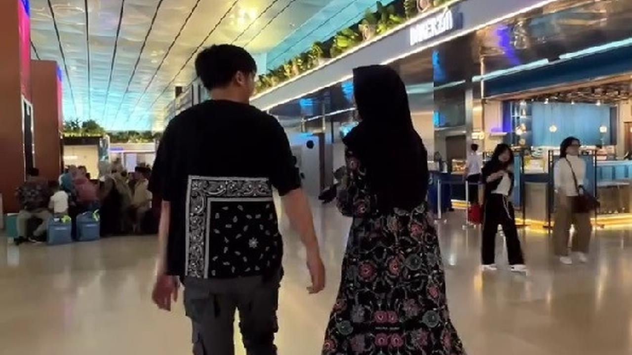 Momen Kevin Aprilio Ikut Antarkan Widy Vierratale dan Rombongan Berangkat Jalani Ibadah Umrah