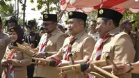 Menteri Agama KH Yaqut Cholil Qoumas memukul alat musik tradisional Gorontalo Polopalo pada pembukaan Perkemahan Wirakarya Nasional Perguruan Tinggi Agama Islam Keagamaan (PWN-PTK) Ke- XVI tahun 2023, Senin (22/5/2023). Foto – Mila