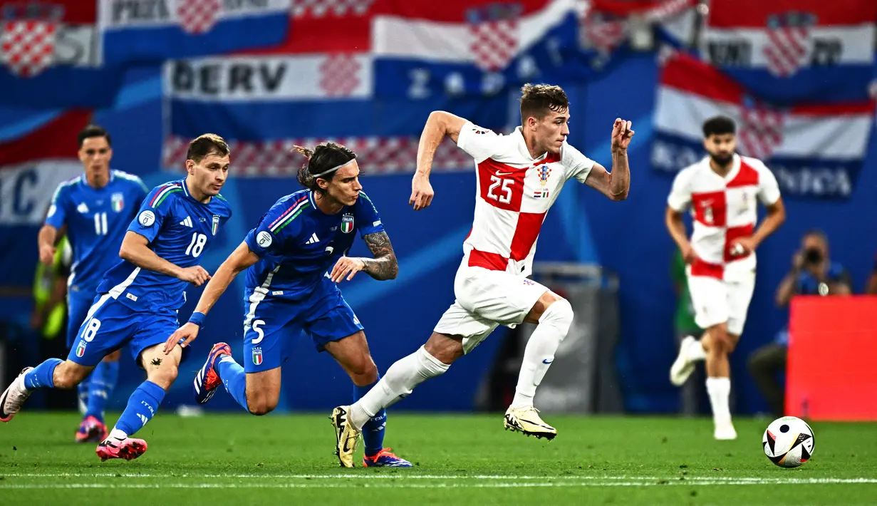Italia lolos ke babak 16 besar, sementara Kroasia harus menunggu nasib di klasemen peringkat tiga terbaik. (GABRIEL BOUYS / AFP)