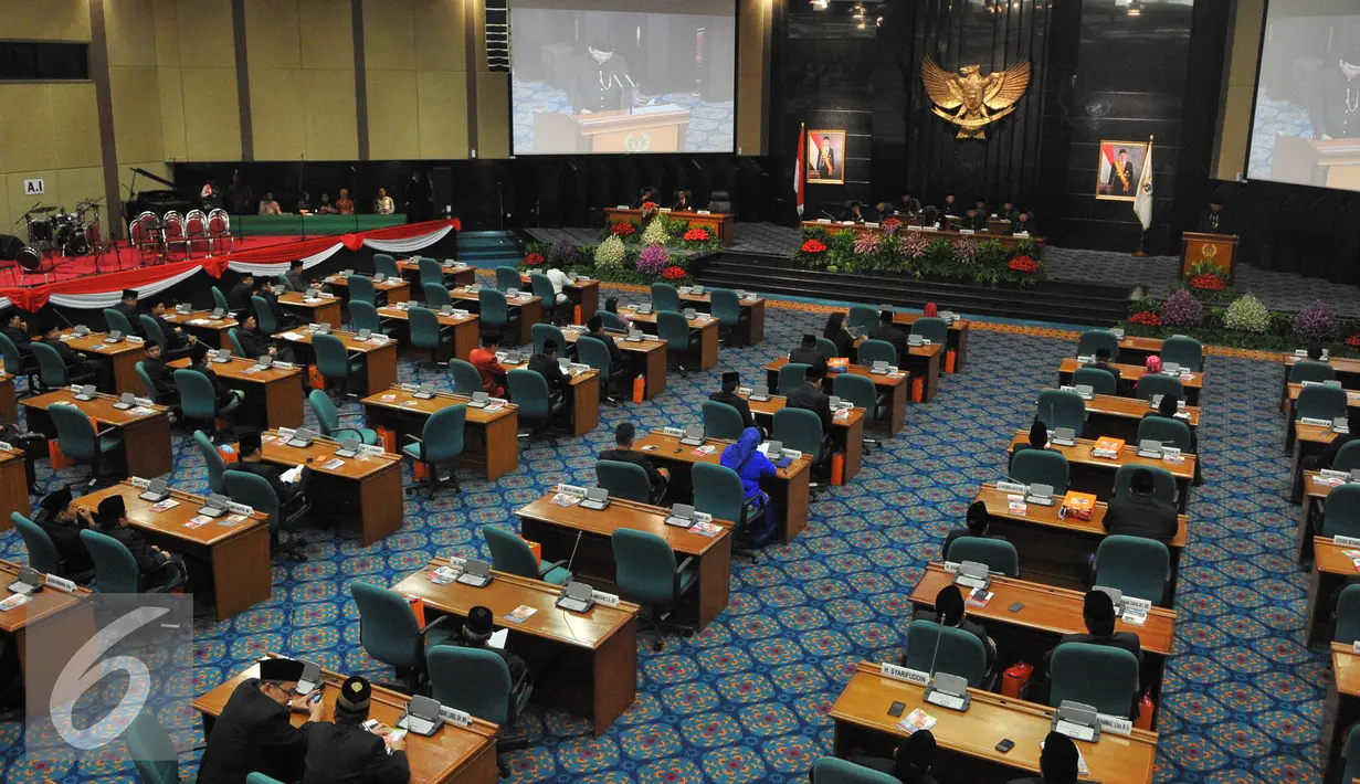 Suasana saat Rapat Paripurna Istimewa di Gedung DPRD Provinsi Jakarta, Senin (22/6/2015). Rapat Paripurna Istimewa tersebut berlangsung dalam rangka HUT ke-488 Jakarta. (Liputan6.com/Herman Zakharia)