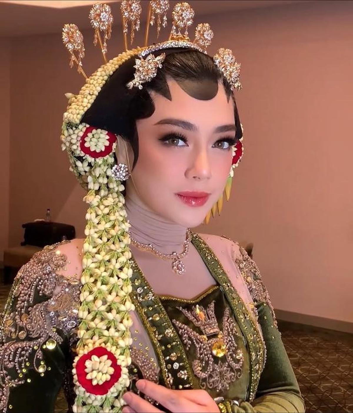 Potret Celine Evangelista dengan Paes Jawa Hijab di Gala Premier Film Danyang Wingit