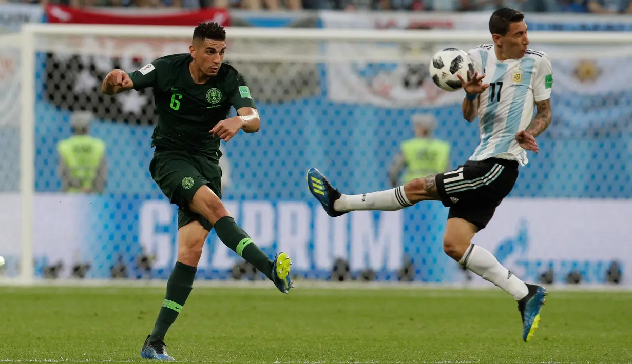 Pemain timnas Nigeria, Leon Balogun berebut bola dengan pemain Argentina, Angel Di Maria pada matchday terakhir Grup D Piala Dunia 2018 di Stadion St Petersburg, Selasa (26/6). Argentina meraih tiket ke 16 besar setelah menang 2-1. (AP/Dmitri Lovetsky)