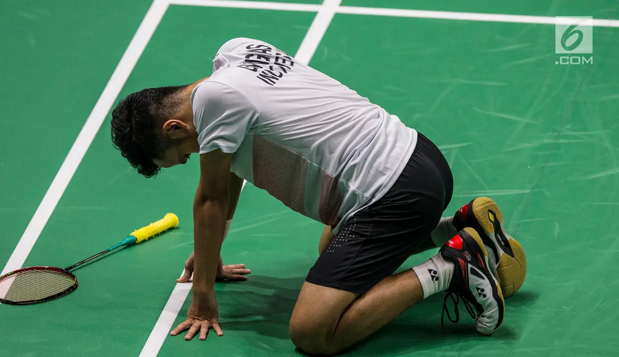 Pebulutangkis Indonesia, Anthony Ginting, saat melawan wakil China Taipei, Chou Tien-chen, pada laga Asian Games di Istora, Jakarta, Senin (27/8/2018). Anthony Ginting kalah 21-16, 21-23, dan 17-21. (Bola.com/Vitalis Yogi Trisna)