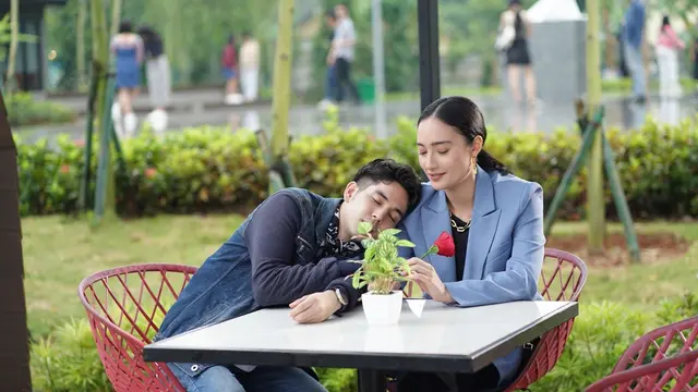 Salah satu adegan serial Tiba Tiba Brondong dibintangi Tatjana Saphira dan Fadi Alaydrus. (Foto: Dok. Viu)