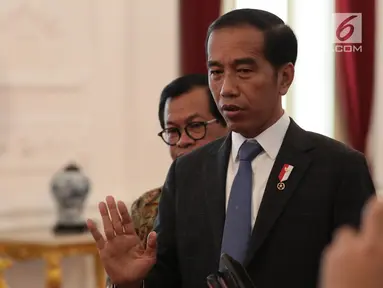 Presiden Joko Widodo (Jokowi) memberikan keterangan seusai bertemu CEO Bukalapak Achmad Zaky di Istana Merdeka, Sabtu (16/2). Dalam kesempatan itu Jokowi meminta seluruh pihak untuk menghentikan gerakan uninstall Bukalapak.com. (Liputan6.com/Angga Yuniar)