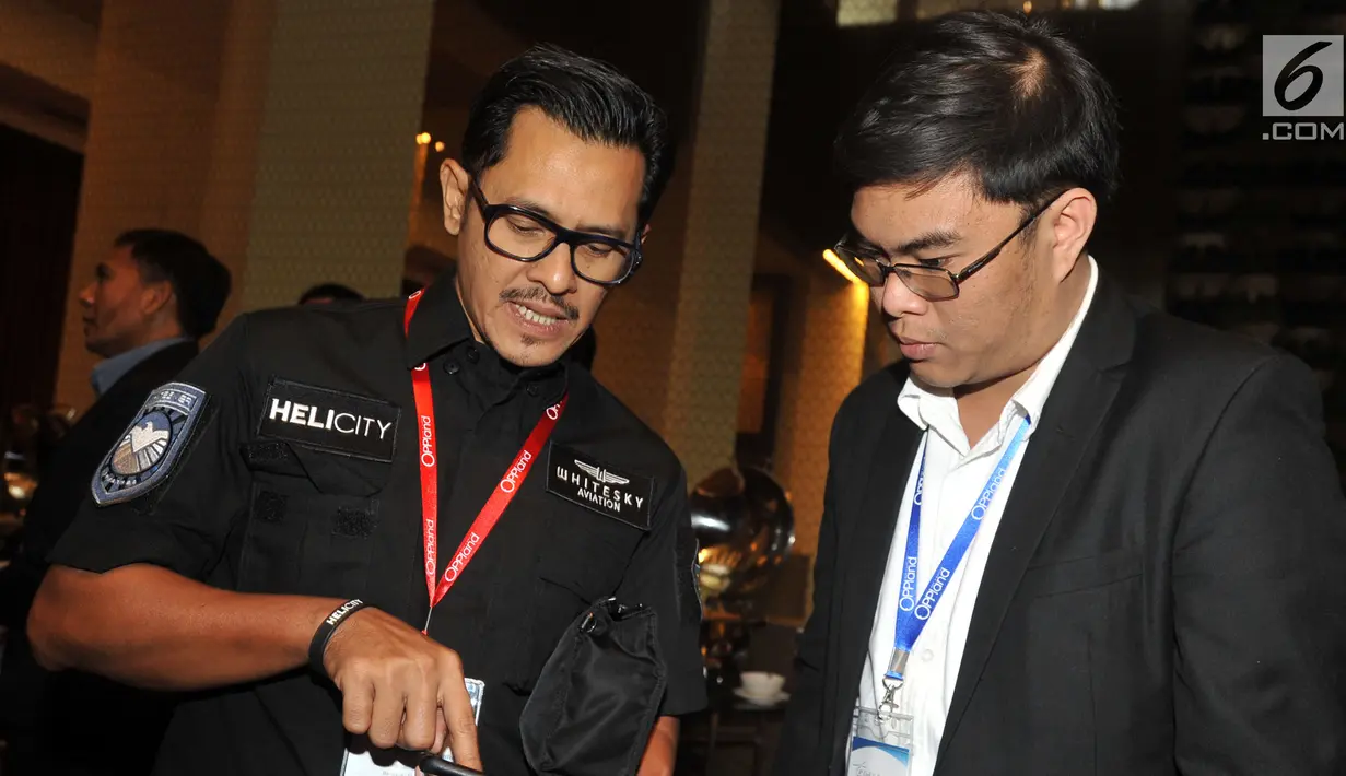 CEO Whitesky Aviation Denon B Prawiraatmadja menjelaskan kepada pengunjung disela 4th Civil Helicopter Southeast Asia Summit di Bangkok Kamis (26/9/2019). Whitesky Aviation melalui Helicity, sedang menjajaki ekspansi pasar helikopter di kawasan Asia Tenggara. (Liputan6.com/HO/Alwi)