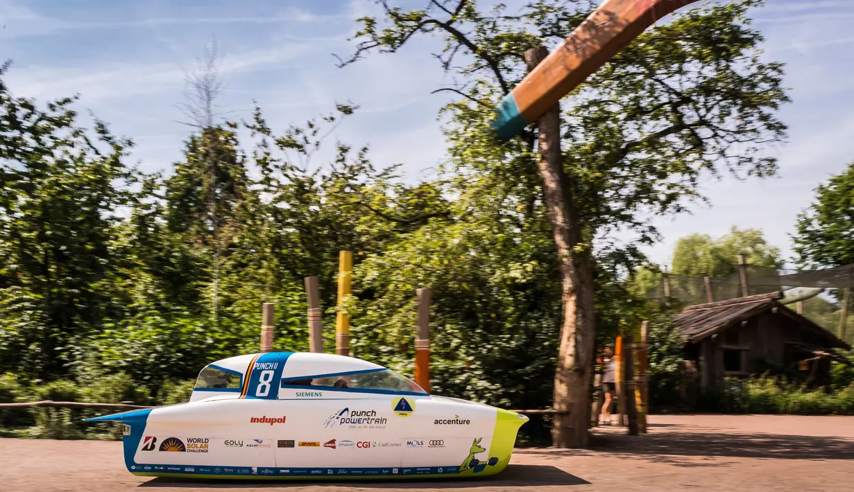 Mobil surya baru dari Tim Solar Punch Powertrain melaju saat rilis di Planckendael Zoo di Mechelen, Belgia (21/6). Mobil ini akan mengikuti perlombaan Bridgestone World Solar Challenge di Australia pada Oktober mendatang. (AP Photo/Geert Vanden Wijngaert)