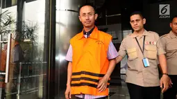 Bupati Pamekasan Achmad Syafii (kiri) meninggalkan gedung KPK usai menjalani pemeriksaan, Jakarta, Rabu (9/8). Achmad Syafii menjalani pemeriksaan perdana pasca ditetapkan sebagai tersangka dan ditahan KPK. (Liputan6.com/Helmi Fithriansyah)
