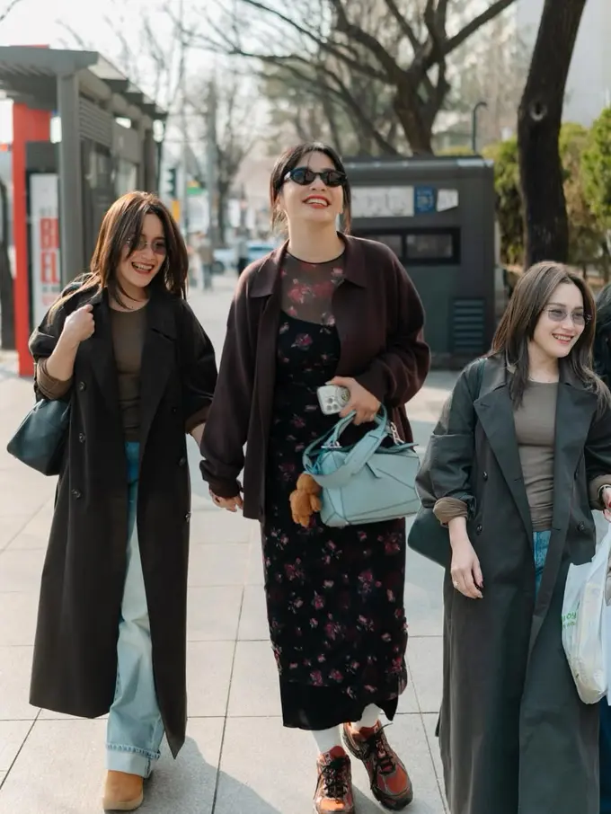 Street Style Serba Earth Tone, Gaya Ayu Ting Ting dan Hesti Purwadinata Saat Liburan di Korea Selatan Curi Perhatian