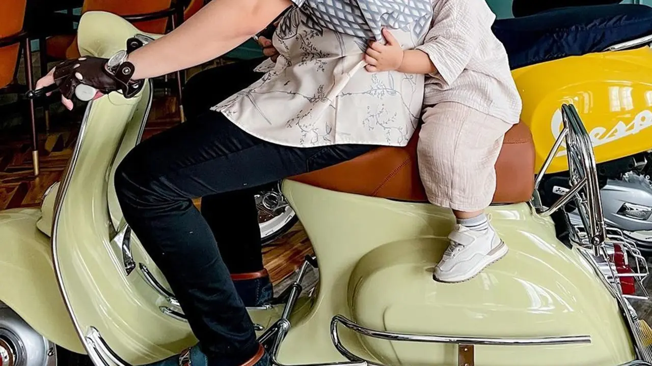 Potret Irwansyah Naik Vespa, Dipakai Tour Hingga Main Bareng Anak