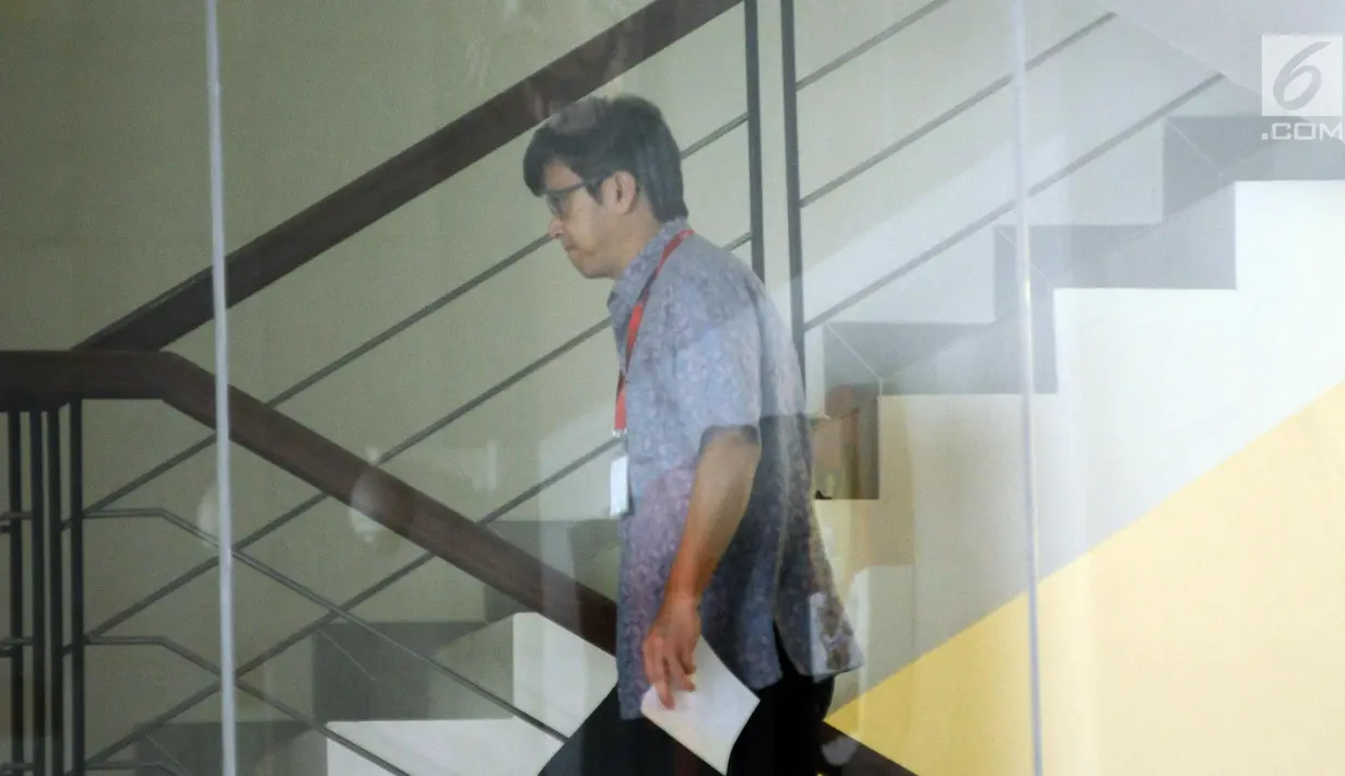 Direktur Utama PT Quadra Solution, Anang Sugiana Sudihardjo bersiap menjalani pemeriksaan di Gedung KPK, Jakarta, Senin (6/11). Anang diperiksa sebagai tersangka kasus dugaan korupsi proyek e-KTP. (Liputan6.com/Helmi Fithriansyah)