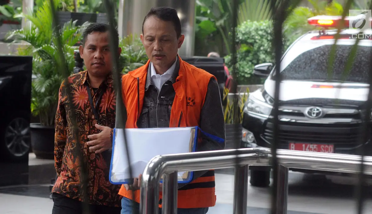 Direktur Teknologi dan Produksi PT Krakatau Steel, Wisnu Kuncoro akan menjalani pemeriksaan lanjutan di Gedung KPK, Jakarta, Rabu (24/4). Penyidik mengahdirkan empat tersangka terkait kasus dugaan suap proyek pengadaan barang dan jasa di PT Krakatau Steel Tbk. (merdeka.com/Dwi Narwoko)