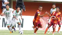 Pemain Surabaya United, Evan Dimas, berusaha mengatur serangan ke gawang Pusamania Borneo FC pada babak 8 besar Piala Jenderal Sudirman di Stadion Maguwoharjo, Sleman, Minggu (13/12/2015). (Bola.com/Nick Hanoatubun)