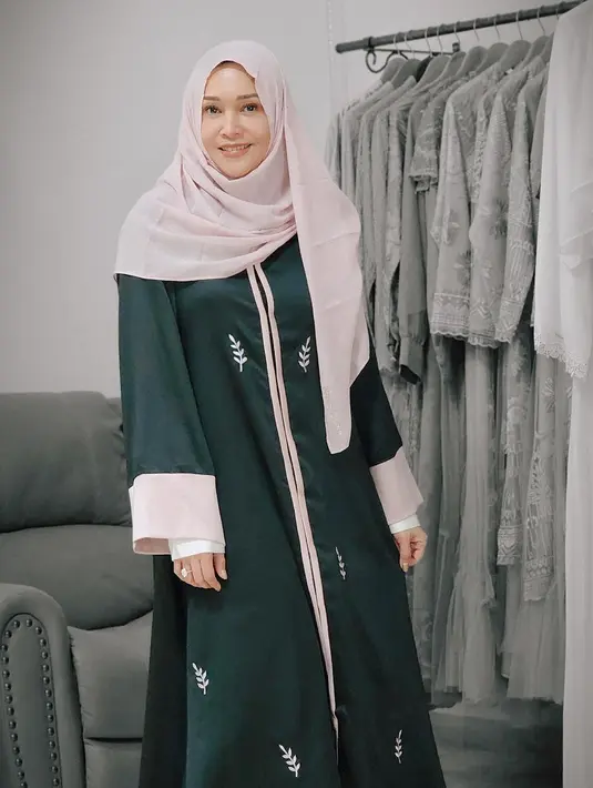 Penampilan pertama memperlihatkan Maia ketika mengenakan gamis berwarna two-tone yang dipadukan hijab warna pink. [@maiaestiantyreal]