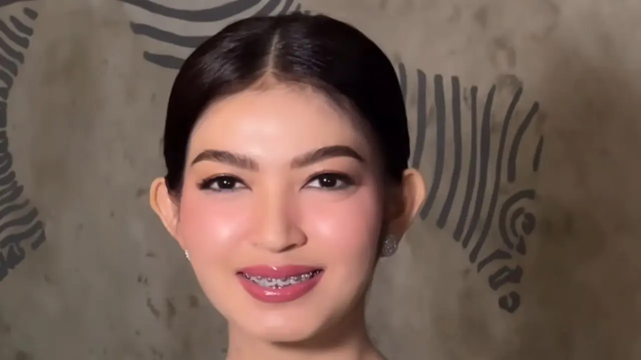 Selvi Ananda dengan Riasan Wajah Serba Pink
