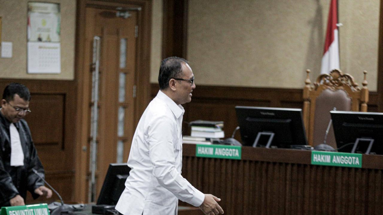 Namun majelis hakim saat itu menyatakan bahwa berkas putusan Rafael Alun belum rampung.<br>