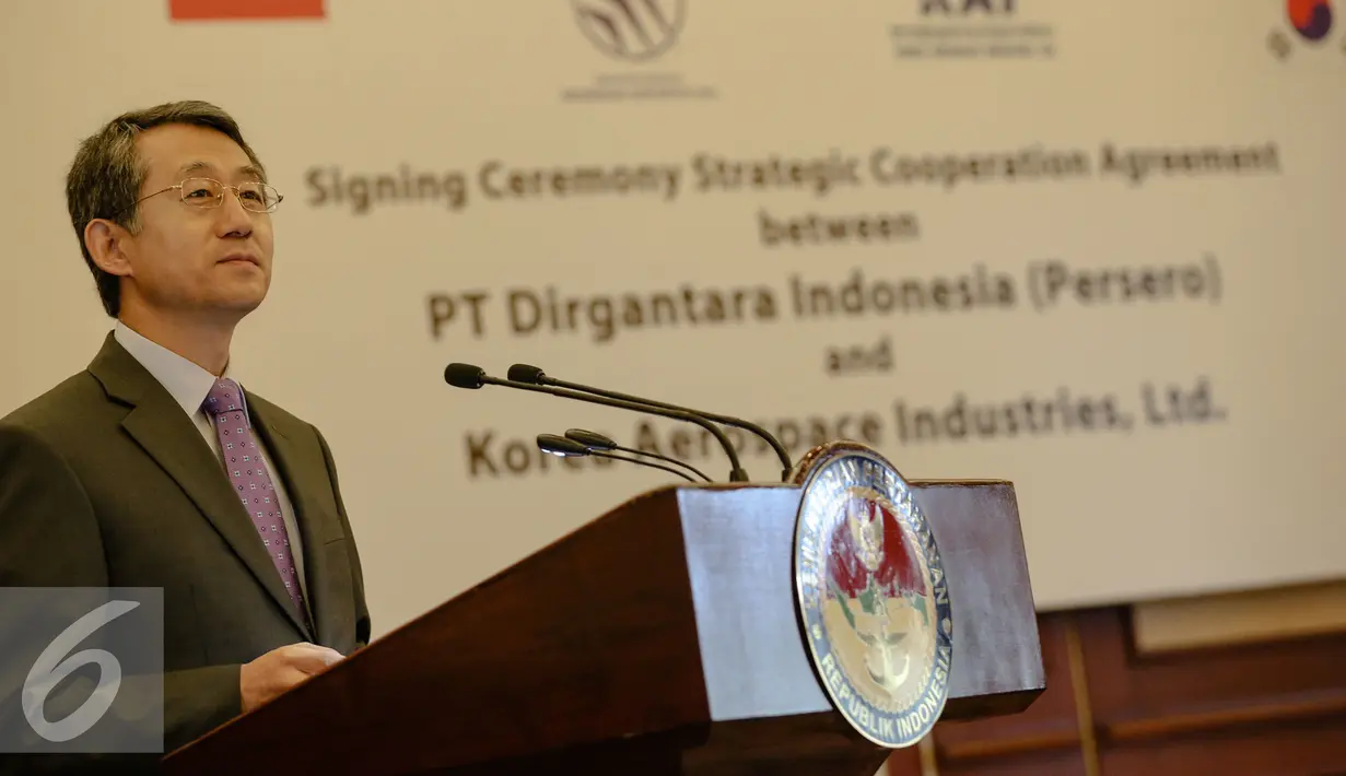 Direktur Utama Korea Airspace Industries Ha Sung Young usai penandatanganan MoU strategic cooperation agreement di Kantor Kementerian Pertahanan, Jakarta, Jumat (4/12). (Liputan6.com/Faizal Fanani)