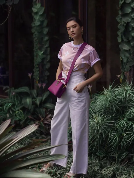 Meskipun menampilkan logo pada t-shirt yang digunakan dari Louis Vuitton, namun sentuhan denim berhasil hadirkan gaya kasual yang sempurna. [Foto: Instagram, Raline Shah]