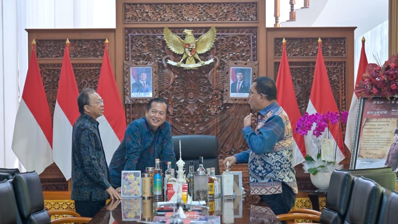 Gubernur Bali I Wayan Koster (kiri), Gubernur NTB Lalu Muhamad Iqbal (tengah), dan Gubernur NTT Emanuel Melkiades Laka Lena (Istimewa)