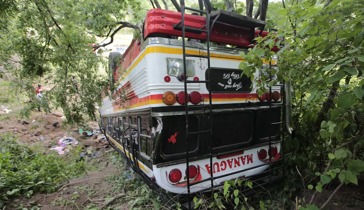Sebuah bus terlihat setelah jatuh di jalan raya Pan-Amerika di Condega, Nikaragua (28/7/2022). Polisi melaporkan pada Kamis (28/7) Kecelakaan lalu lintas yang terjadi di jalan raya di Nikaragua utara menyebabkan 16 orang tewas, termasuk 13 orang Venezuela, mungkin migran, selain 47 terluka. (AFP Photo/ Oswaldo Rivas)