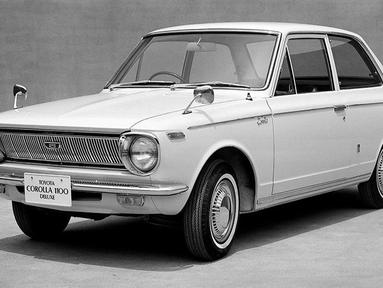 Toyota Corolla generasi pertama berkode KE10 lahir pada tahun 1967 di Jepang sebagai sebuah medium sedan. Mesin yang digunakan berkapasitas 1.100cc inline-4 dengan dua pilihan transmisi manual 4-percepatan dan otomatis 2-percepatan. (Source: global.toyota)