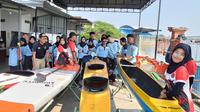 Pramuka Pandega Poltekkes Kemenkes Surabaya mengikuti Latihan Dayung Bahari di Long Storage Desa Kwatu. (Foto: Istimewa).