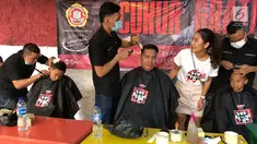 Warga saat mengikuti cukur gratis yang diselenggarakan oleh Relawan Jokowimotion di Cakung, Jakarta Timur, Sabtu (13/10). Kegiatan ini bertema "Karena Rapi Itu yang Pertama". (Liputan6.com/Andy)