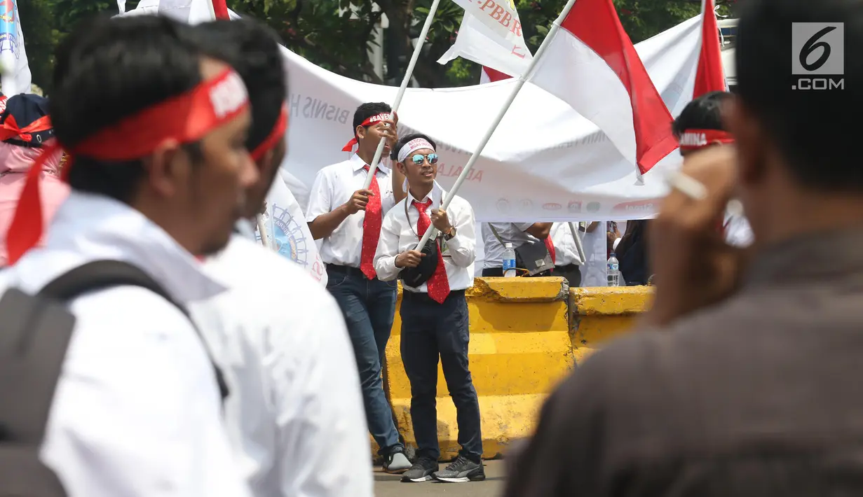 Serikat Pekerja Pertamina menggelar aksi damai di depan Istana, Jakarta, Selasa (19/2). Mereka mengklarifikasi harga avtur yang dijual PT Pertamina (Persero) sudah kompetitif sehingga bukan biang keladi mahalnya tiket pesawat. (Liputan6.com/Angga Yuniar)