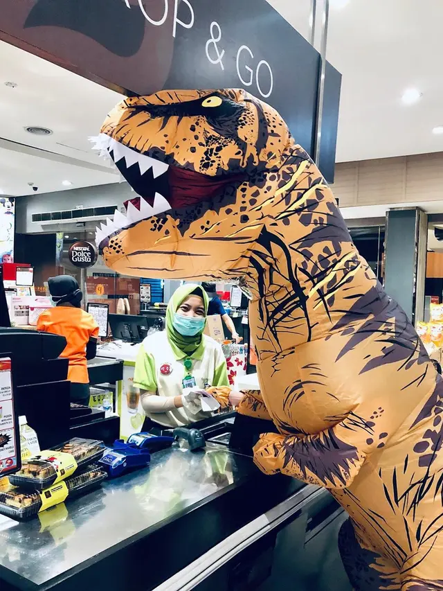 Selain Belanja di Mall, Ini 5 Tingkah Laku Pria Berkostum Dinosaurus yang Bikin Senyum