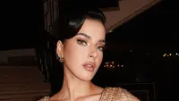 Dalam foto yang beredar, Tasya tampil menawan dengan gaun berwarna emas berkilau yang dihiasi dengan manik-manik dan hiasan detail rumit, menambahkan sentuhan gemerlap layaknya pesta megah yang digambarkan dalam The Great Gatsby.   [@tasyafarasya].