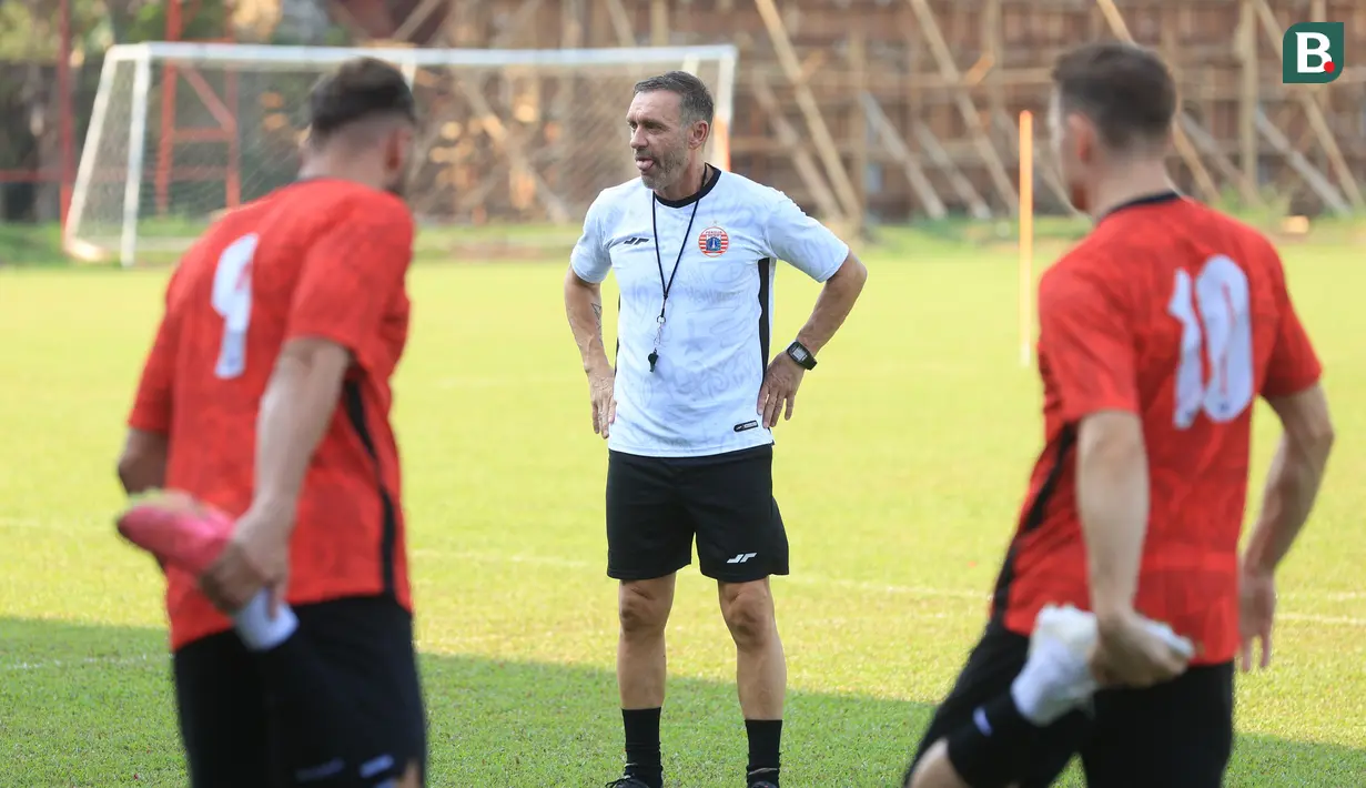 Pelatih Persija Jakarta, Thomas Doll, memimpin sesi latihan jelang laga melawan Persita Tangerang di Nirwana Park, Sawangan, Depok, Selasa (18/7/2023). Macan Kemayoran akan bertandang ke markas Pendekar Cisadane dalam laga pekan keempat BRI Liga 1 2023-2024 pada Sabtu (22/7/2023) di Indomilk Arena. (Bola.com/M Iqbal Ichsan)
