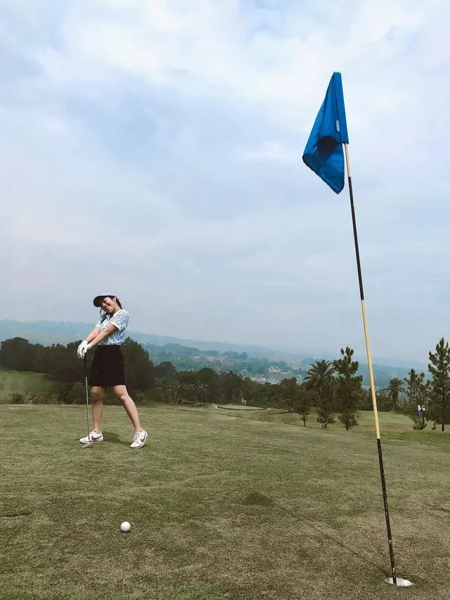 Tampil Sporty, Ini 6 Gaya Stylish Fay Nabila Saat Main Golf