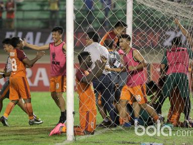 Para pemain Pusamania Borneo FC, merayakan kemenangan usai mengalahkan Madura United lewat adu penalti pada babak delapan besar Piala Presiden 2017 di Stadion Manahan, Solo. Jumat (25/2/2017). (Bola.com/Nicklas Hanoatubun)