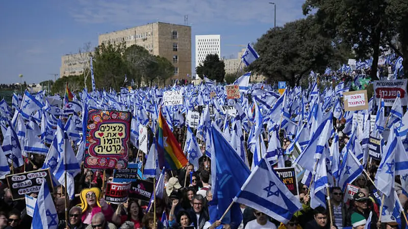 Demonstran menentang perombakan yudisial di luar Knesset di Yerusalem pada 13 Februari 2023 (AP Photo/Ohad Zwigenberg).