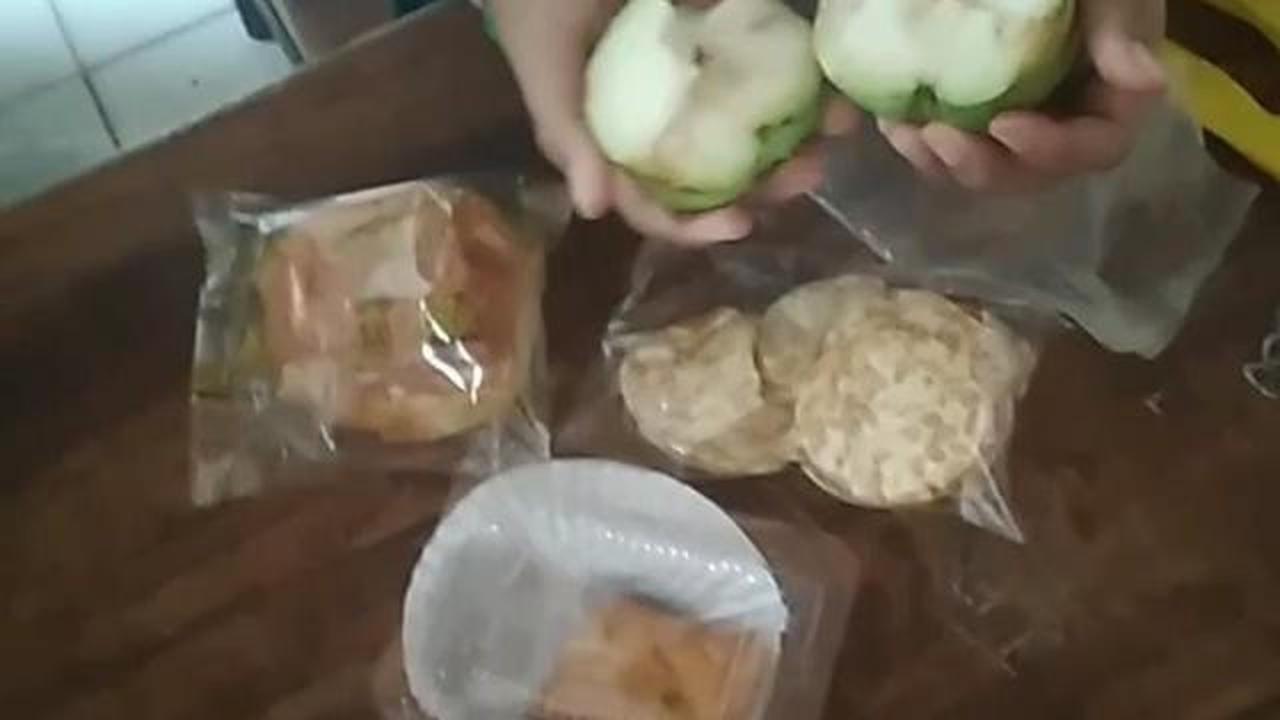 Diprotes Orangtua, Begini Menu MBG Ramadan di Tuban: Singkong Rebus dan Jambu Busuk