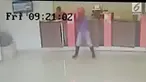 Seorang pria yang menggunakan senjata laras panjang terekam kamera CCTV. Pelaku merampok Bank BNI Cabang Boven Digoel Jayapura, Papua.