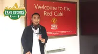 Joko Setyo Pramudji, kontributor Bola.com saat berkunjung ke markas klub besar Manchester United, Old Trafford, Kamis (13/04/2017). (Bola.com)