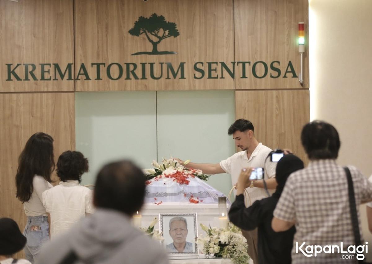Berlangsung Haru, Jessica Iskandar dan Suami Iringi Proses Kremasi Ayah Tercintanya