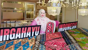 Potret Tasyi Athasyia Raih Rekor MURI Kue Terbesar Bermotif Batik