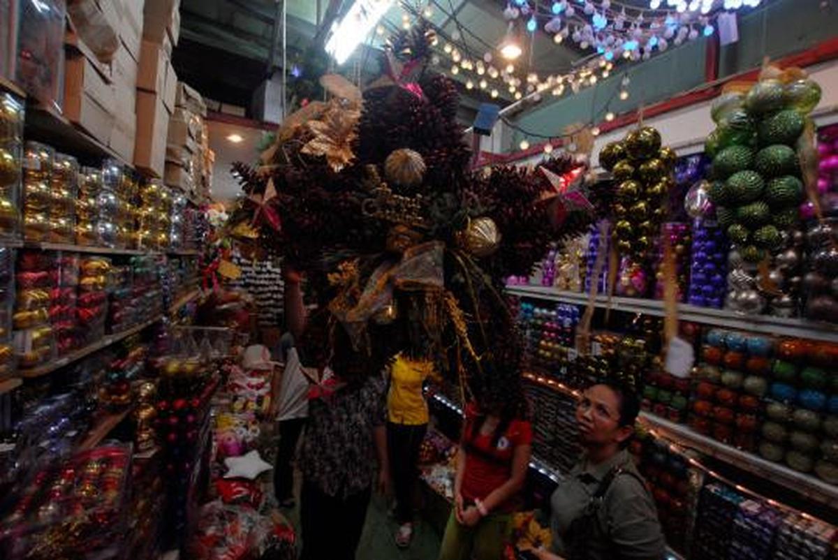 Berbagai pernak-pernik Natal hiasi kawasan Glodok