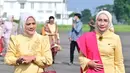 Tampilan fresh Iriana Jokowi dengan tunik warna kuning cerah. Tunik dengan aksen puffy di lengan itu dipadukannya dengan hijab warna putih.  [@ibu_iriana_jkw]