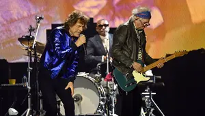 Vokalis band rock Inggris The Rolling Stones Mick Jagger (kiri), gitaris Keith Richards (kanan), dan drummer Steve Jordan tampil pada konser Stones Sixty European Tour di Veltins Arena, Gelsenkirchen, Jerman, 27 Juli 2022. The Rolling Stones akan bermain di seluruh Eropa musim panas ini untuk merayakan 60 tahun spesial bersama – Mick, Keith, dan Ronnie. (INA FASSBENDER/AFP)