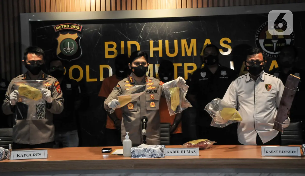 Kabid Humas Polda Metro Jaya Kombes Pol Endra Zulpan (tengah) didampingi Kapolres Metro Bekasi Kombes Pol Hendra Gunawan (kiri) menunjukkan barang bukti saat rilis kasus mutilasi Bekasi di Mapolda Metro Jaya, Jakarta, Minggu (28/11/2021). (merdeka.com/Iqbal S Nugroho)