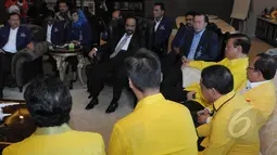 Suasana pertemuan Golkar kubu Agung Laksono dengan Partai Nasdem di kantor DPP Partai Nasdem di Gondangdia, Jakarta Pusat, Rabu (11/3/2015).(Liputan6.com/Herman Zakharia)