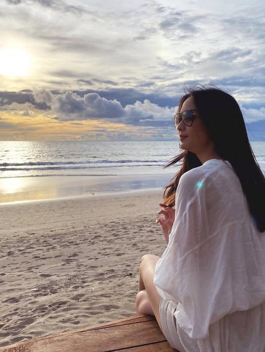 Sudah eksis sejak tahun 2003 dengan sinetron Ada Apa Dengan Cinta?, hingga saat ini Ririn Dwi Ariyanti masih selalu menghiasi layar kaca dengan berbagai penampilannya. Tidak hanya tampil di drama sinetron, beberapa waktu lalu ia pun sempat bergabung dalam sebuah drama kolosal. (Liputan6.com/IG/@ririndwiariyanti)