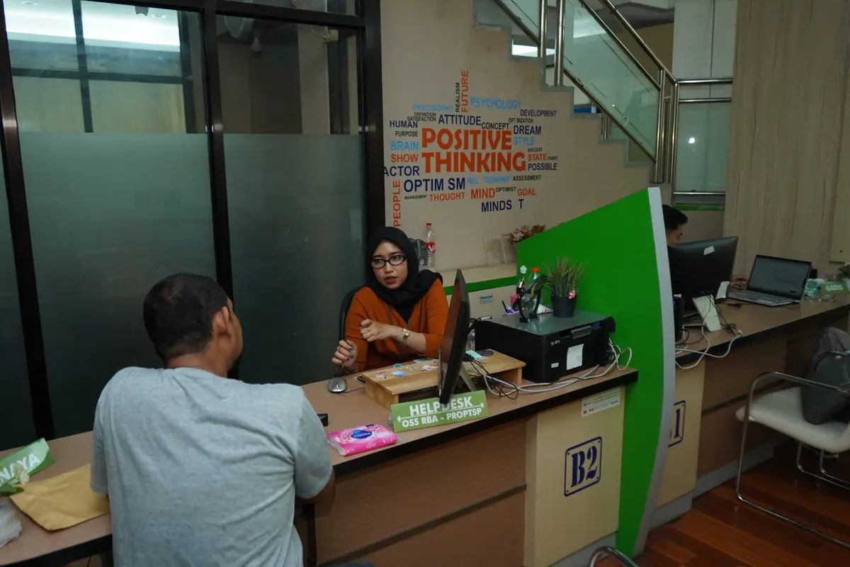 Warga Makassar bayar pajak di hari pertama WFH untuk ASN. (Liputan6.com/Fauzan)