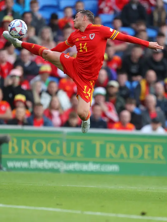 Bek Wales, Connor Roberts melompat untuk mengontrol bola saat bertanding melawan Belanda selama pertandingan grup A4 UEFA Nations League di stadion Cardiff City di Cardiff, Wales selatan, Kamis (9/6/2022). Belanda menang tipis atas Wales 2-1. (AFP/Geoff Caddick)