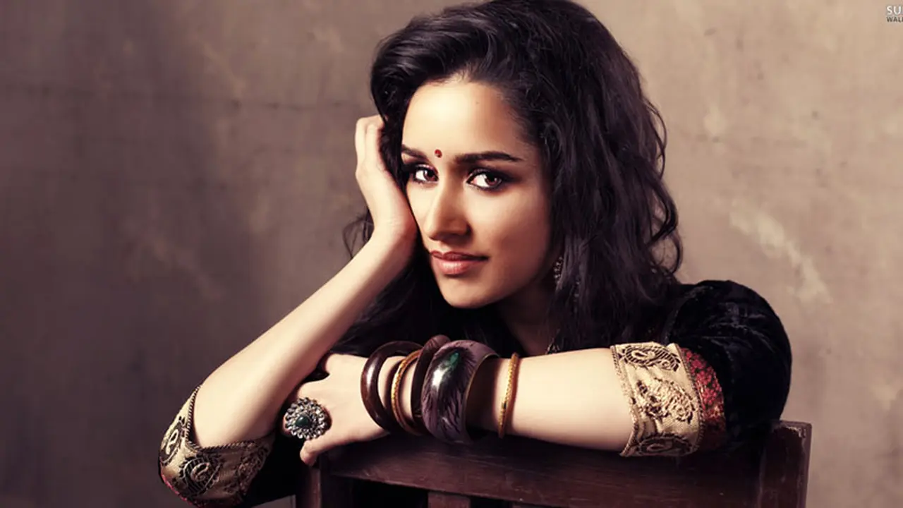 Si Seksi Shraddha Kapoor Ternyata Seorang Pemalu