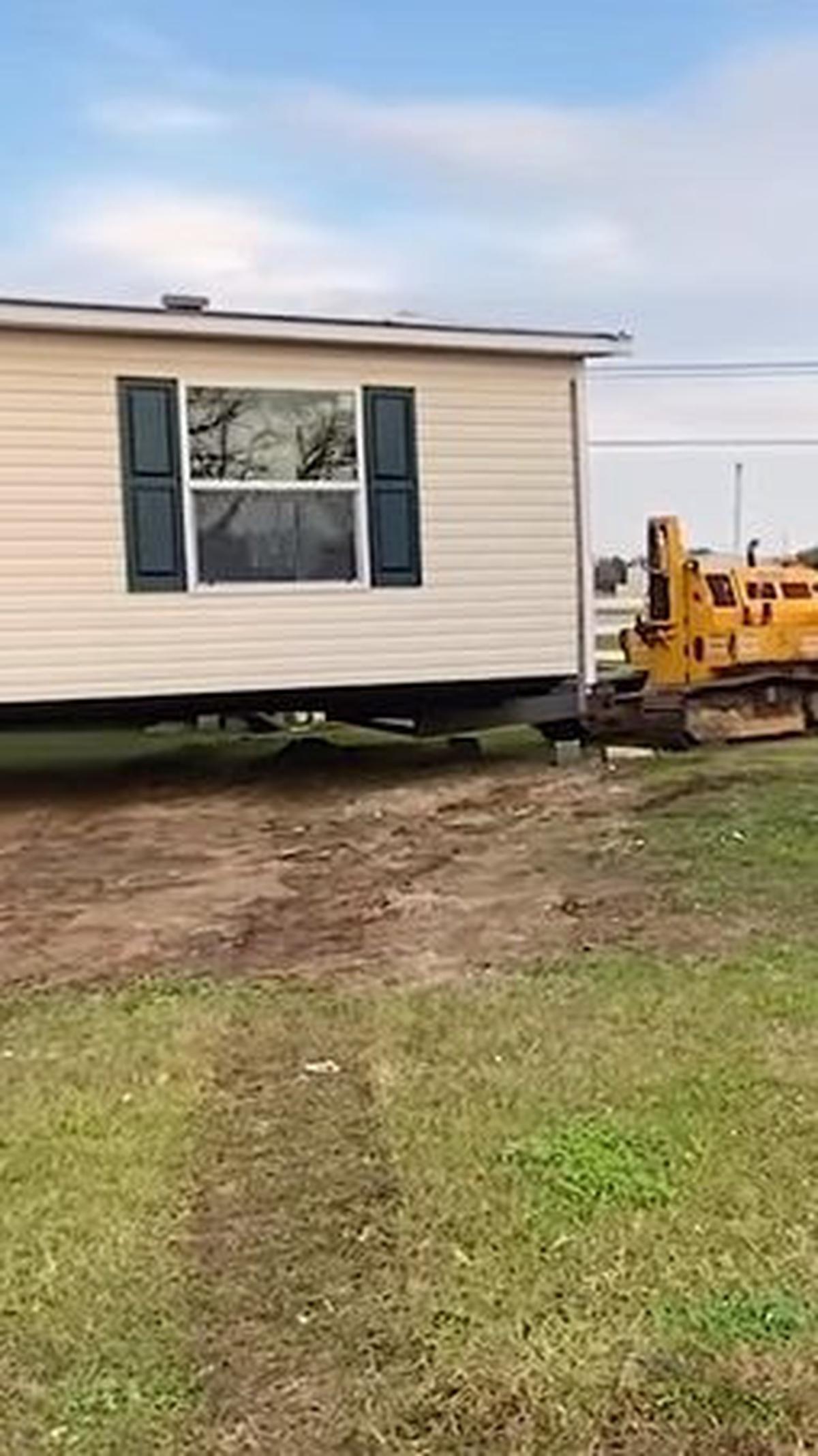 "Mobile home ini yang jelas lebih murah daripada rumah biasa.Kalau enggak salah kemarin saya tanya itu sekitar US$ 34.000 yang bekas dan ada dua kamar," kata Martin.