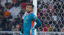 Kiper Bhayangkara FC, Aqil Savik, tampak lesu setelah ditaklukkan Persija Jakarta pada laga BRI Super League di Stadion Gelora Bung Karno, Jakarta, Senin (29/12/2025). (Bola.com/M Iqbal Ichsan)
